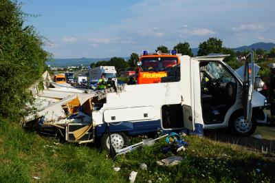 Kirchheim: Wohnmobil ueberschlaegt sich nach Reifenplatzer - 2 Verletzte
